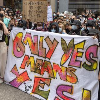 Manifestation à Bâle contre le verdict en appel dans une affaire de viol, le 8 août 2021. [Keystone - Georgios Kefalas]