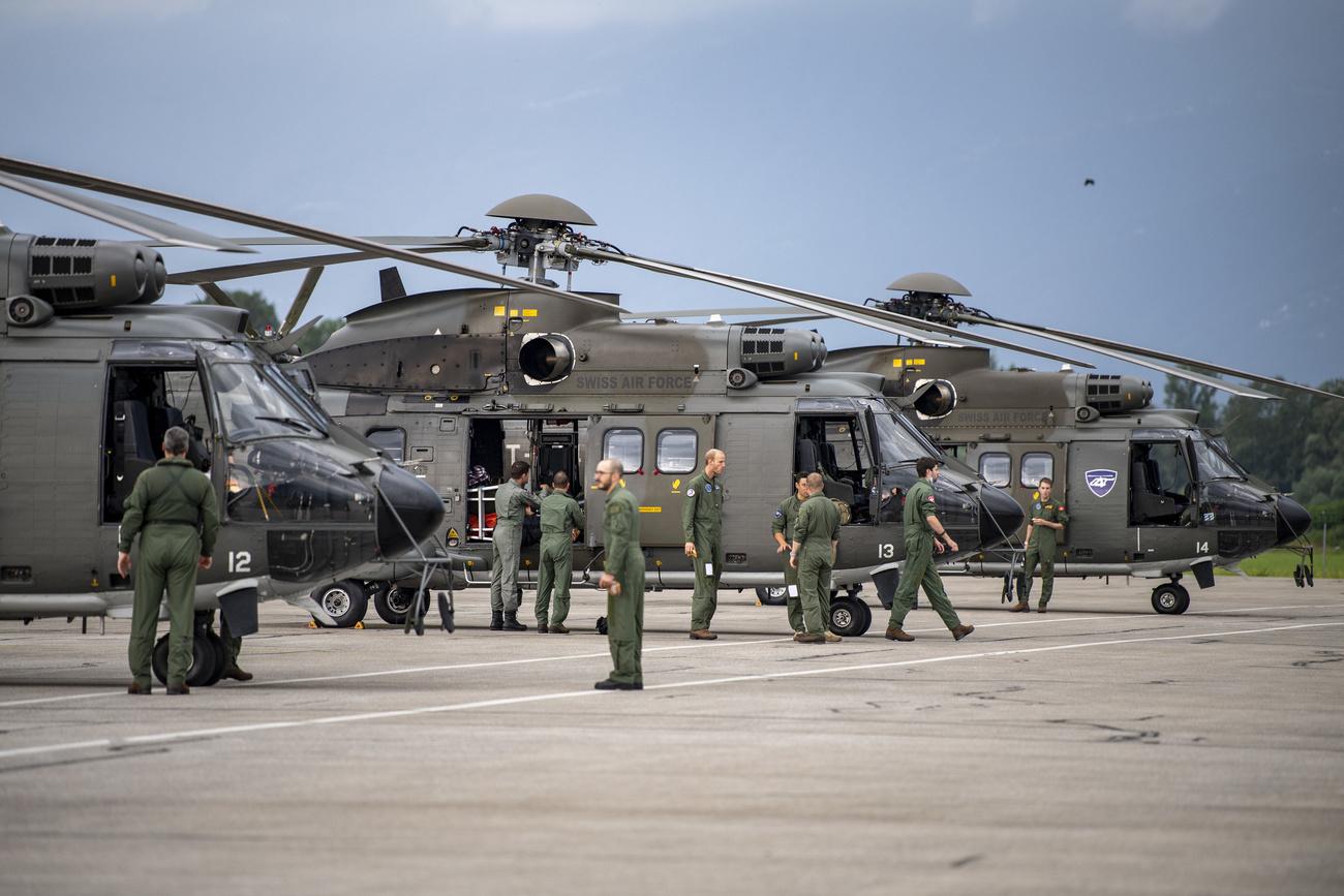 Trois hélicoptères de l'armée suisse ont décollé samedi matin depuis l'aérodrome de Locarno. [Keystone - Urs Flueeler]