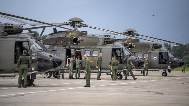 Trois hélicoptères de l'armée suisse ont décollé samedi matin depuis l'aérodrome de Locarno. [Keystone - Urs Flueeler]