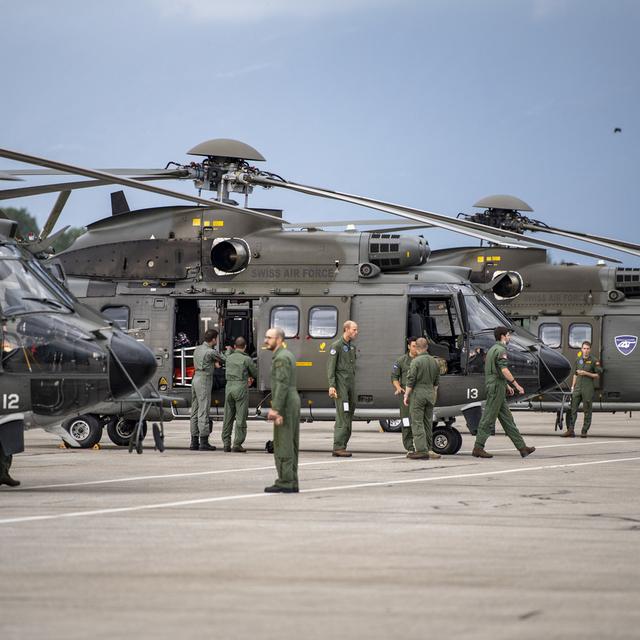 Trois hélicoptères de l'armée suisse ont décollé samedi matin depuis l'aérodrome de Locarno. [Keystone - Urs Flueeler]
