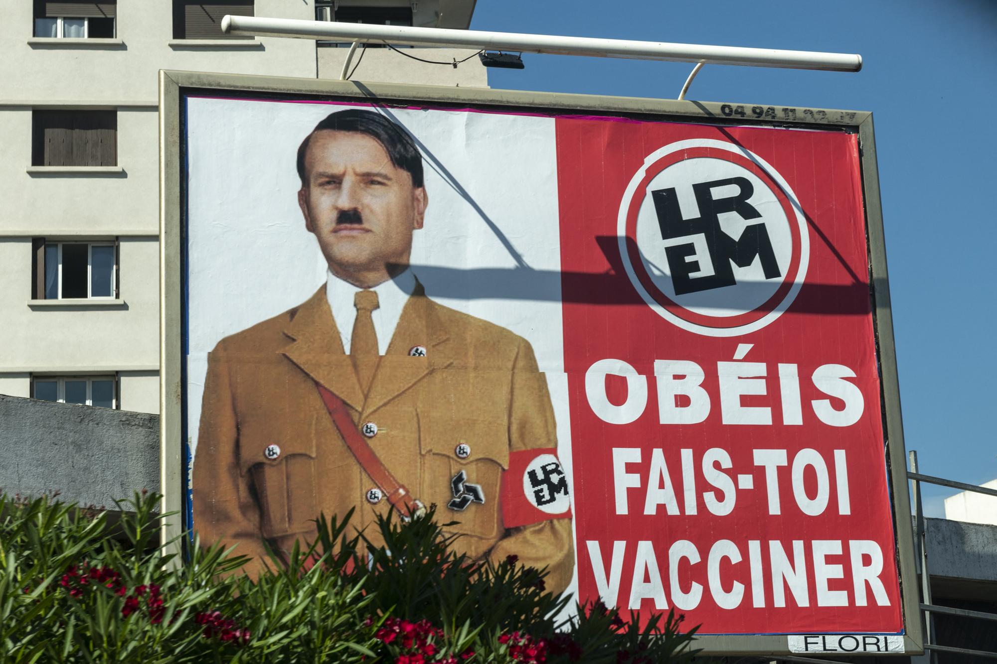 Affiche d'Emmanuel Macron en Hitler, photographiée à Toulon. [HANS LUCAS VIA AFP - SERGE TENAN]