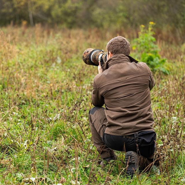 Un photographe animalier en tenue de camouflage (image prétexte). [Depositphotos - JakubMrocek]