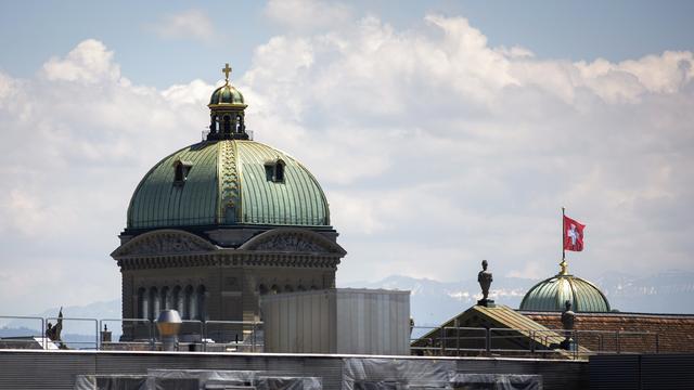 Les coupoles du Palais fédéral à Berne. [Keystone - Peter Klaunzer]