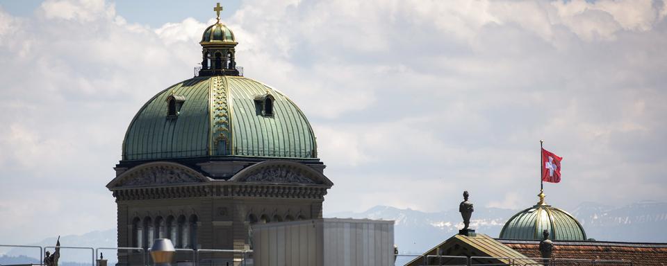 Les coupoles du Palais fédéral à Berne. [Keystone - Peter Klaunzer]