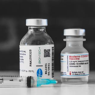 Les vaccins de Pfizer-BioNTech, Moderna et AstraZeneca contre le Covid-19. [AFP - David Himbert / Hans Lucas]