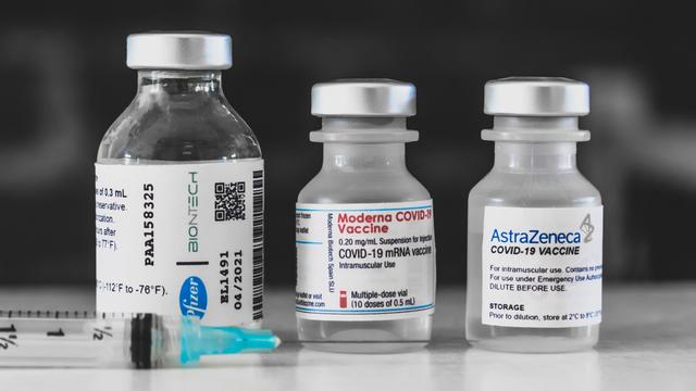 Les vaccins de Pfizer-BioNTech, Moderna et AstraZeneca contre le Covid-19. [AFP - David Himbert / Hans Lucas]