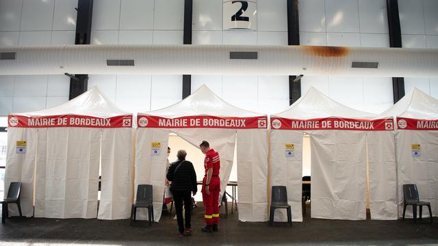 Un quartier de Bordeaux vacciné après la découverte d'un variant. [Keystone - Caroline Blumberg]