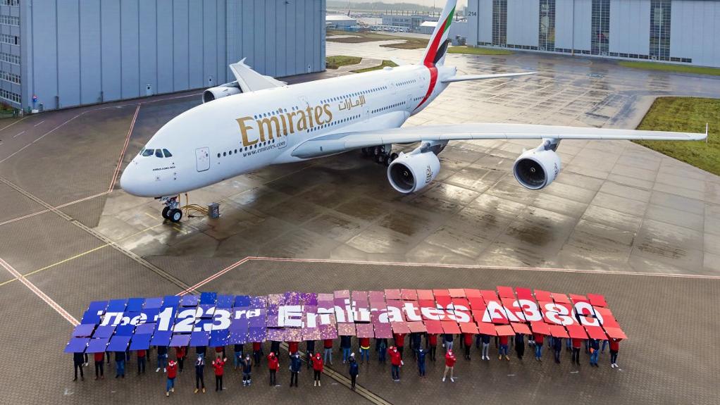 Le dernier appareil du modèle A380 d'Airbus à son arrivée à Dubaï, 16.12.2021. [Emirates Airlines/AFP]