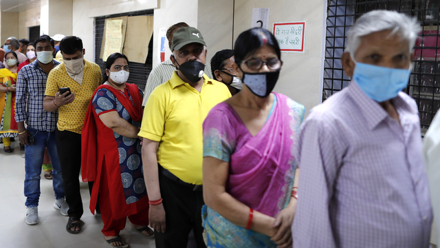 File d'attente dans un centre de vaccination à Prayagraj, en Inde, 07.04.2021. [AP/Keystone - Rajesh Kumar Singh]