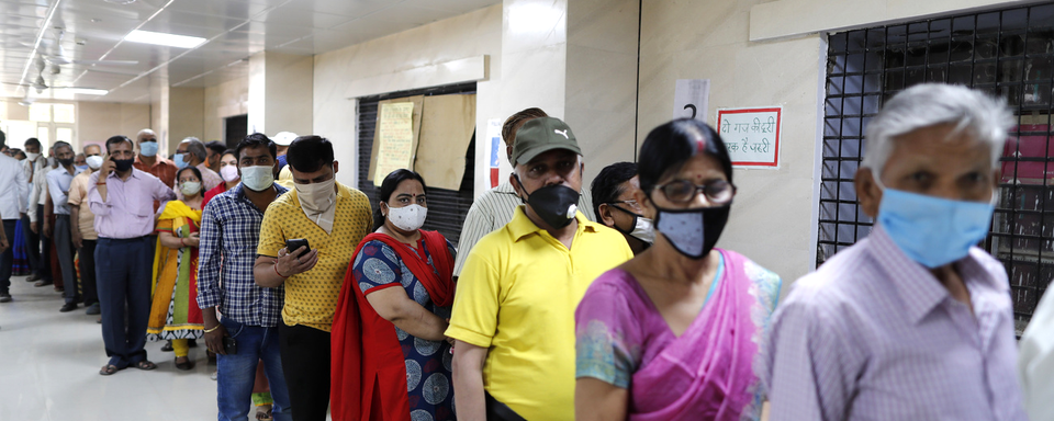 File d'attente dans un centre de vaccination à Prayagraj, en Inde, 07.04.2021. [AP/Keystone - Rajesh Kumar Singh]