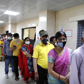 File d'attente dans un centre de vaccination à Prayagraj, en Inde, 07.04.2021. [AP/Keystone - Rajesh Kumar Singh]