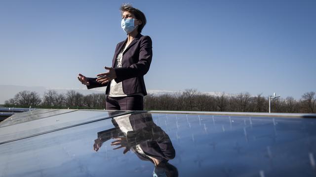 La conseillère fédérale Simonetta Sommaruga parle lors de l'inauguration de la centrale solaire thermique SIG SolarCAD II. Le Lignon, Genève, le 25 février 2021. [Keystone - Jean-Christophe Bott]