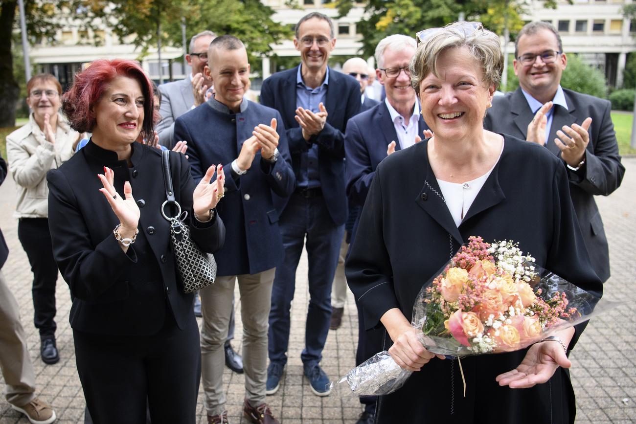 Isabelle Chassot applaudie par ses proches après son élection. [Keystone - Laurent Gillieron]