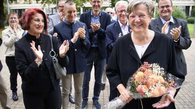 Isabelle Chassot applaudie par ses proches après son élection. [Keystone - Laurent Gillieron]