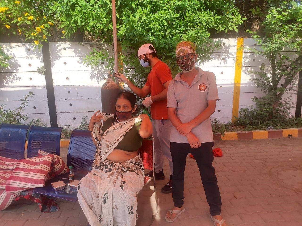 Nisha Murthy, malade du COVID-19, est venue au temple sikh de Nizamuddin de New Delhi, pour respirer de l’oxygène offerte par une association. [RTS - Sébastien farcis]