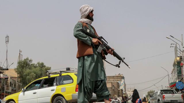 Un combattant taliban patrouillant dans les rues de Kaboul, le 17 août 2021. [Keystone]