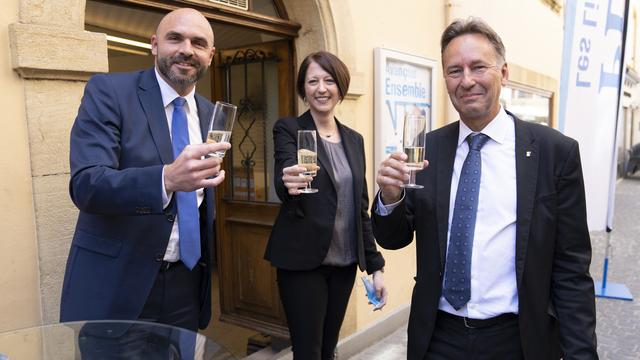 Les trois élus PLR, Laurent Favre, Crystel Graf et Alain Ribaux, célèbrent leur élection au Conseil d'Etat neuchâtelois, le dimanche 9 mai 2021. [Keystone - Laurent Gillieron]