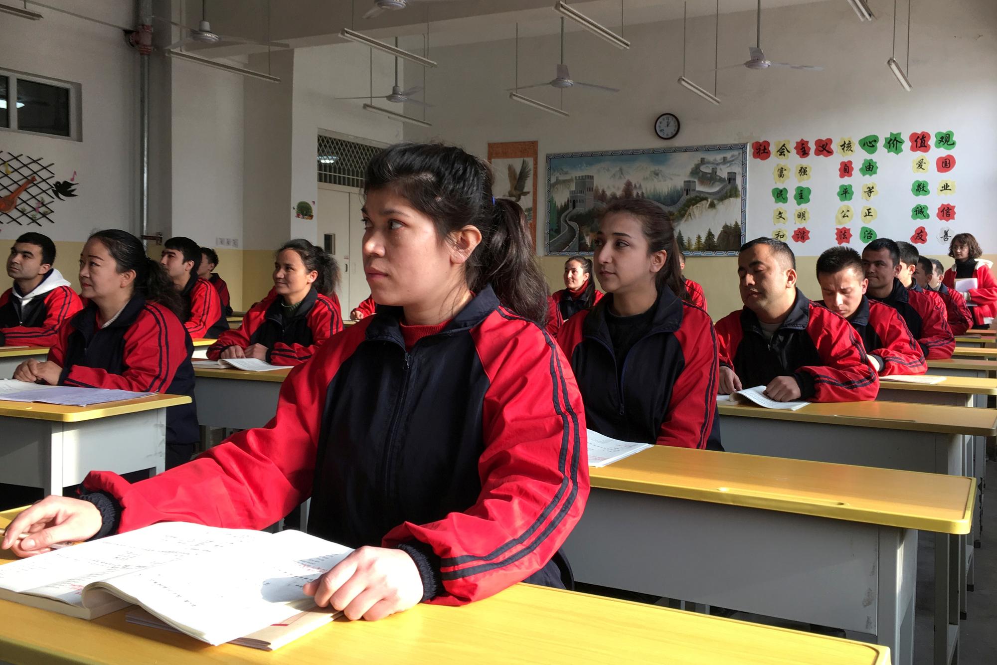 Leçon de chinois dans un centre d'éducation à Kashgar, Xinjiang. [Reuters - Ben Blanchard]