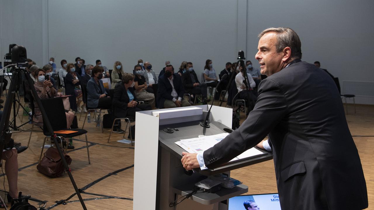 Réunis en assemblée dans quatre endroits de Suisse samedi, les délégués du Centre ont confirmé Gerhard Pfister à la présidence du parti. [KEYSTONE - PETER SCHNEIDER]