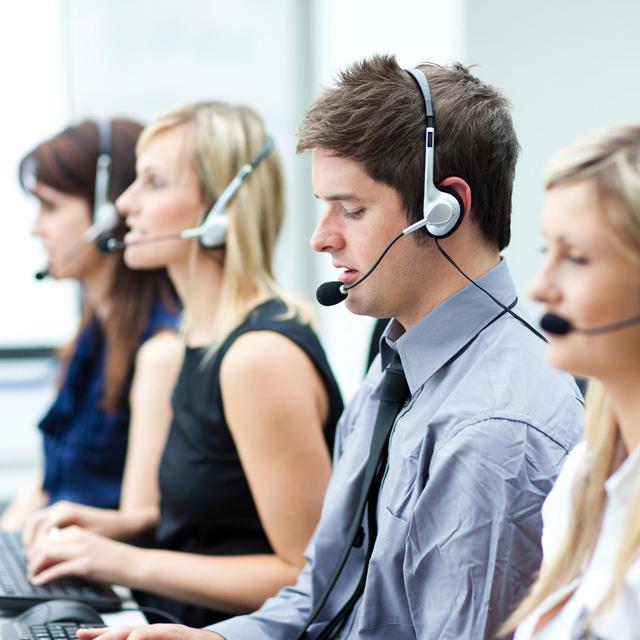 Quatre employés et employées travaillent dans un call center. [Depositphotos - Wavebreakmedia]