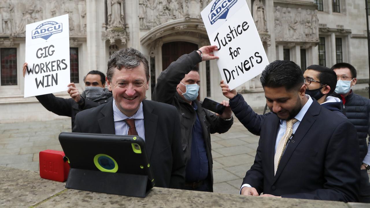 Les plaignants célèbrent leur victoire devant le siège de la Cour suprême britannique à Londres, 19.02.2021. [AP/Keystone - Frank Augstein]