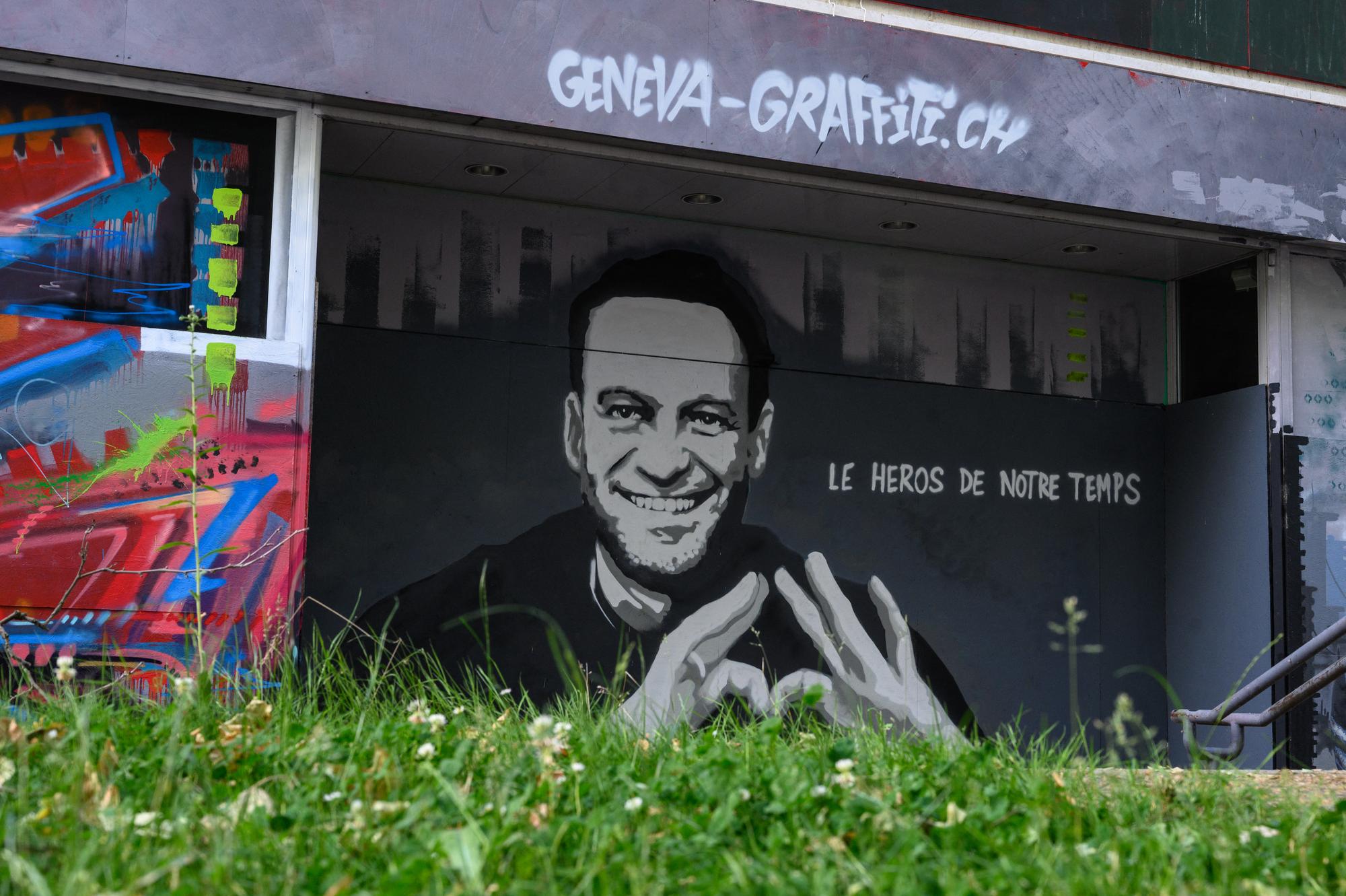 Un graffiti représentant l'opposant russe Alexeï Navalny, le 14 juin 2021 à Genève. [AFP - Fabrice Coffrini]