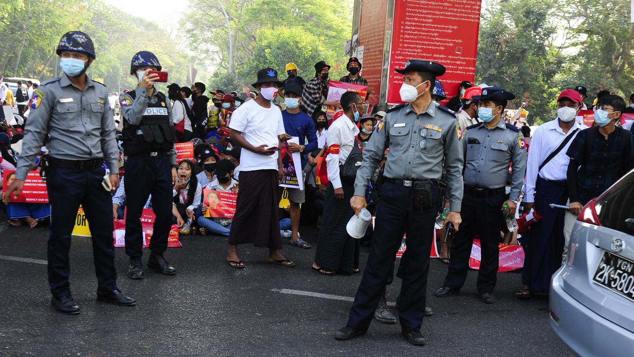 La police birmane tire sur des manifestants, au moins cinq blessés [AFP]