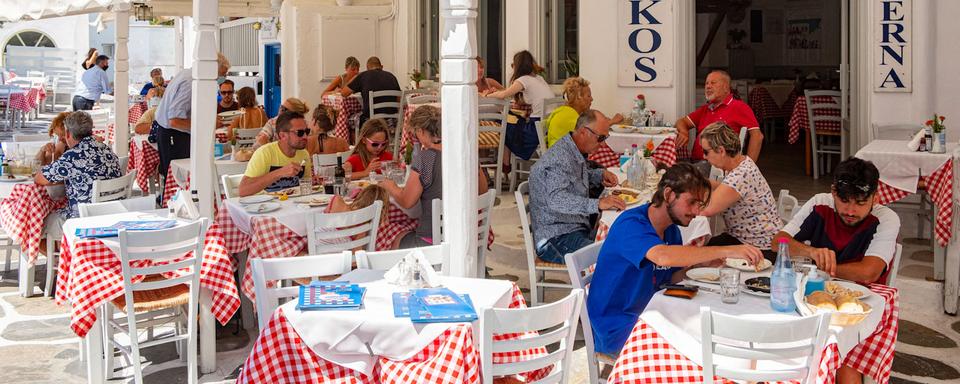 L'espacement des tables sera désormais mieux contrôlé en Grèce. [Hemis/AFP - Bertrand Gardel]