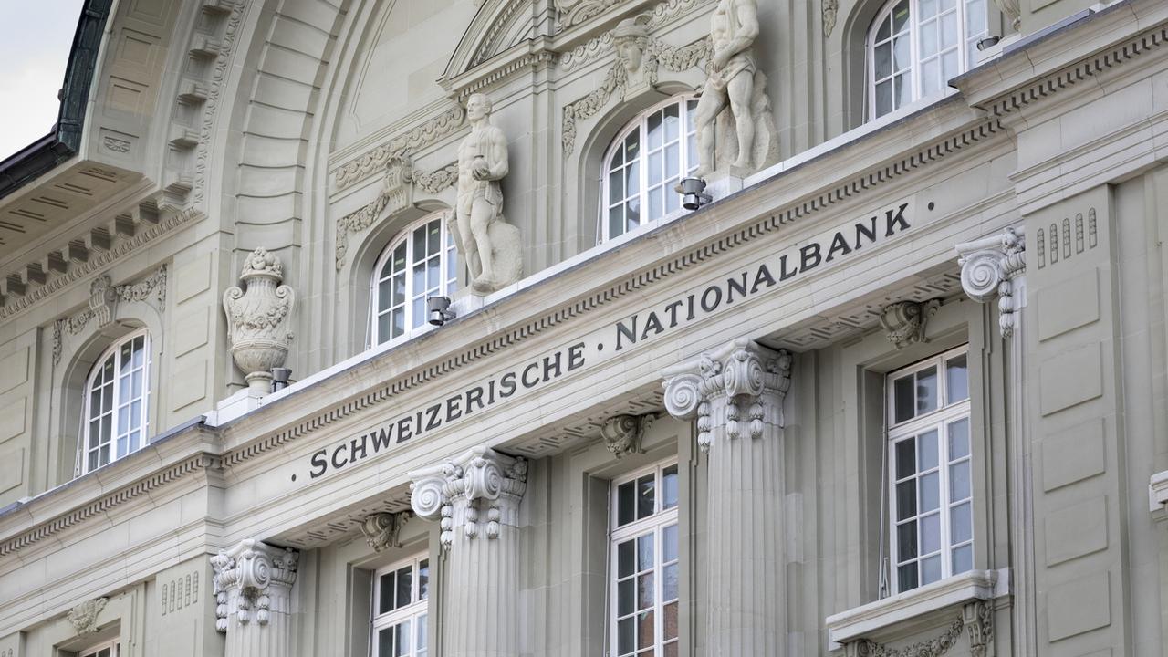 La Banque nationale suisse (BNS) a éloigné jeudi lors de sa conférence de presse la perspective d'un relèvement prochain de ses taux d'intérêt, en dépit du relèvement de ses prévisions d'inflation, et laissé inchangée sa politique monétaire. [Keystone - Gaetan Bally]