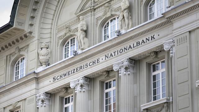 La Banque nationale suisse (BNS) a éloigné jeudi lors de sa conférence de presse la perspective d'un relèvement prochain de ses taux d'intérêt, en dépit du relèvement de ses prévisions d'inflation, et laissé inchangée sa politique monétaire. [Keystone - Gaetan Bally]