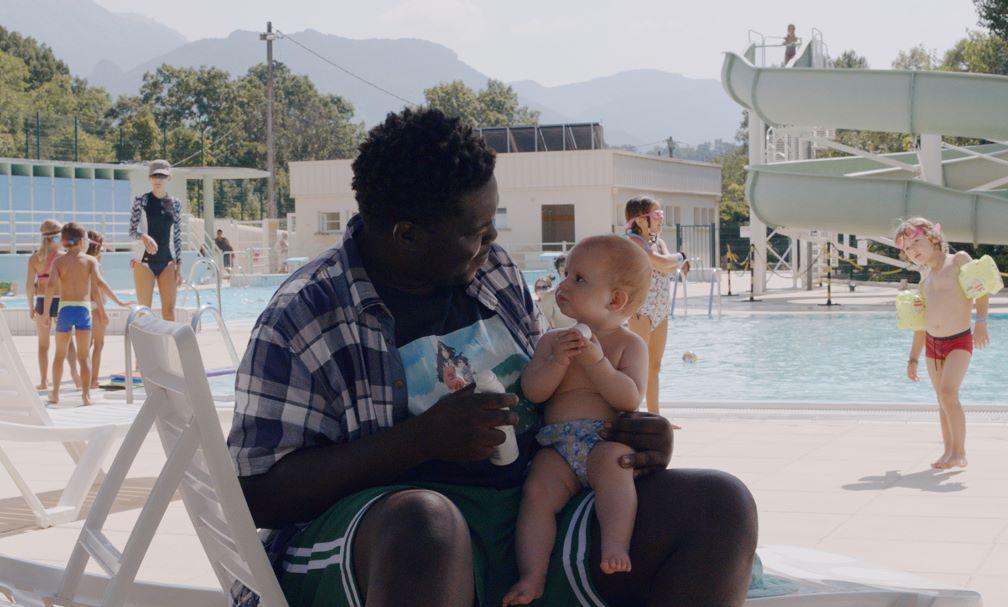 Salif Cissé et un des plus irrésistible bébé de cinéma dans "A l'abordage". [GEKO FILMS - ARTE FRAN]
