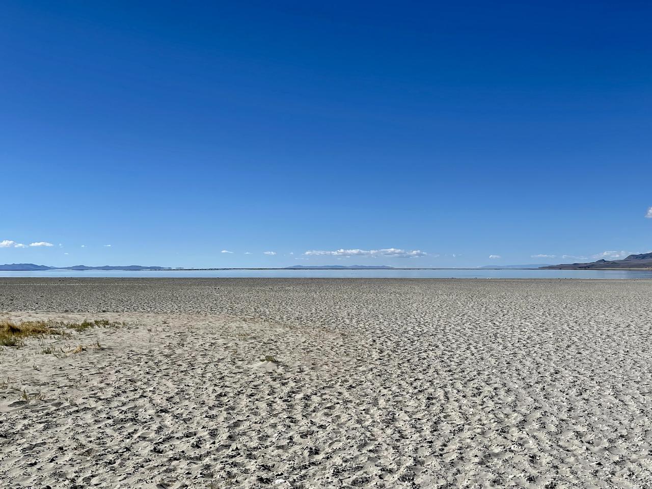 Aux abords du Grand Lac Salé, une énorme plage blanche s'étend là où autrefois il y avait encore de l'eau. [RTS - Jordan Davis]