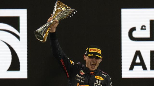 Max Verstappen laisse éclater sa joie sur le podium. [AP Photo/Hassan Ammar]