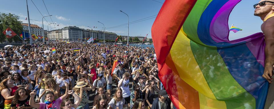 Des milliers de personnes pour la Marche des Fiertés LGBTQI+ à Genève en Suisse le 6 juillet 2019. [Keystone - Martial Trezzini]