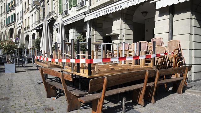 La terrasse fermée d'un café à Berne. [Keystone - Peter Klaunzer]