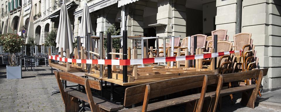 La terrasse fermée d'un café à Berne. [Keystone - Peter Klaunzer]