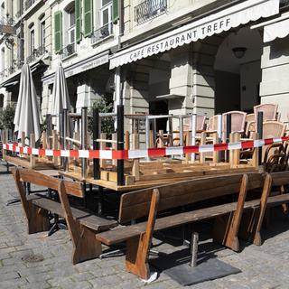 La terrasse fermée d'un café à Berne. [Keystone - Peter Klaunzer]