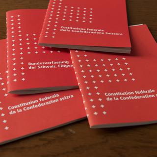 La Constitution fédérale suisse éditée dans les quatre langues nationales. [Keystone - Christian Beutler]