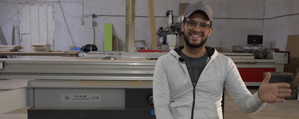 Nader, à 28 ans, est chef d'une entreprise de meubles sur mesure. [RTS - Maurine Mercier]