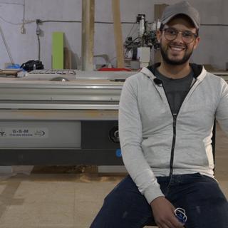 Nader, à 28 ans, est chef d'une entreprise de meubles sur mesure. [RTS - Maurine Mercier]