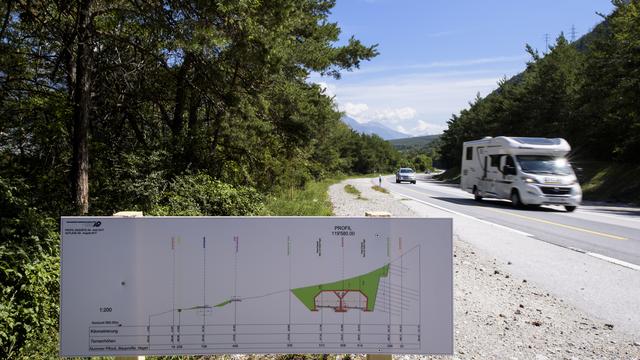 L'autoroute Sierre-Brigue doit traverser le bois protégé de Finges en grande partie en tunnel. [Keystone - Jean-Christophe Bott]