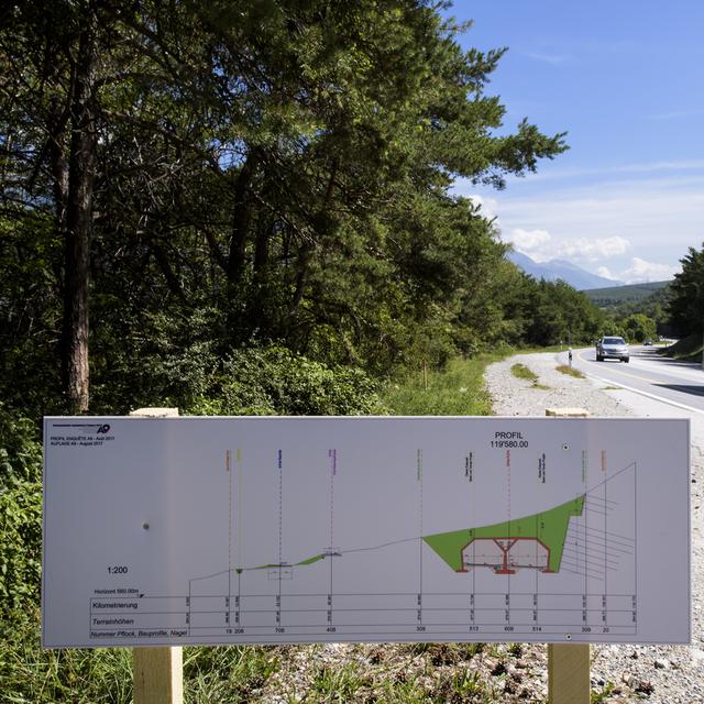 L'autoroute Sierre-Brigue doit traverser le bois protégé de Finges en grande partie en tunnel. [Keystone - Jean-Christophe Bott]