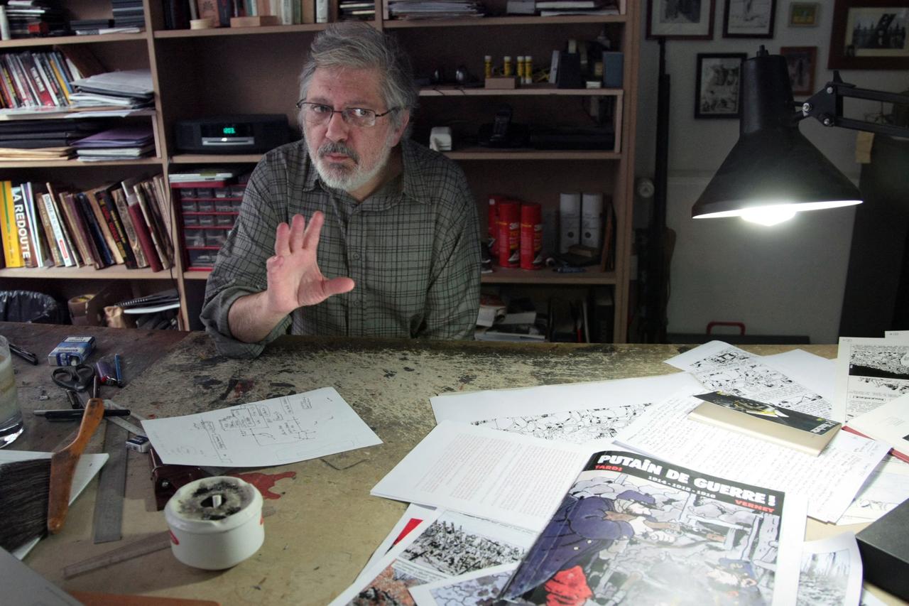 Jacques Tardi dans son atelier, en octobre 2008. [AFP - JACQUES DEMARTHON]