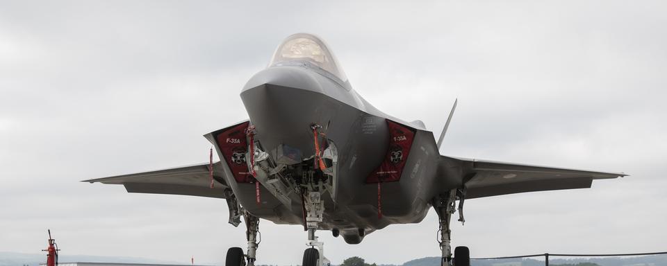 La Suisse va acquérir 36 avions de combat de type F-35A du fabricant américain Lockheed Martin, a dévoilé mercredi le Conseil fédéral. Lors des évaluations, le F-35 "s'est détaché" de ses trois autres concurrents  en affichant l'utilité globale "la plus élevée" et le coûts "les plus faibles". [KEYSTONE - PETER KLAUNZER]