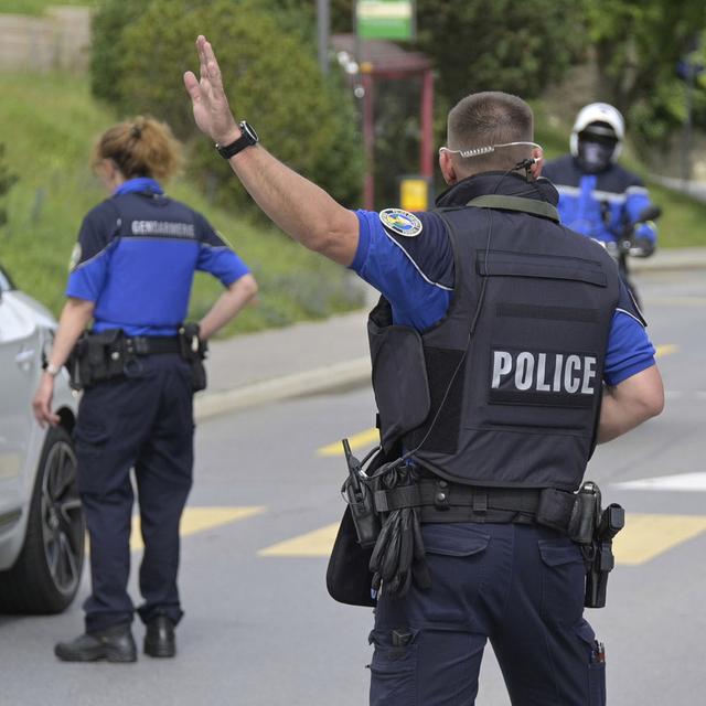 Une opération de police est en cours à La Sarraz, le 5 juillet 2021. [Keystone - Christian Brun]