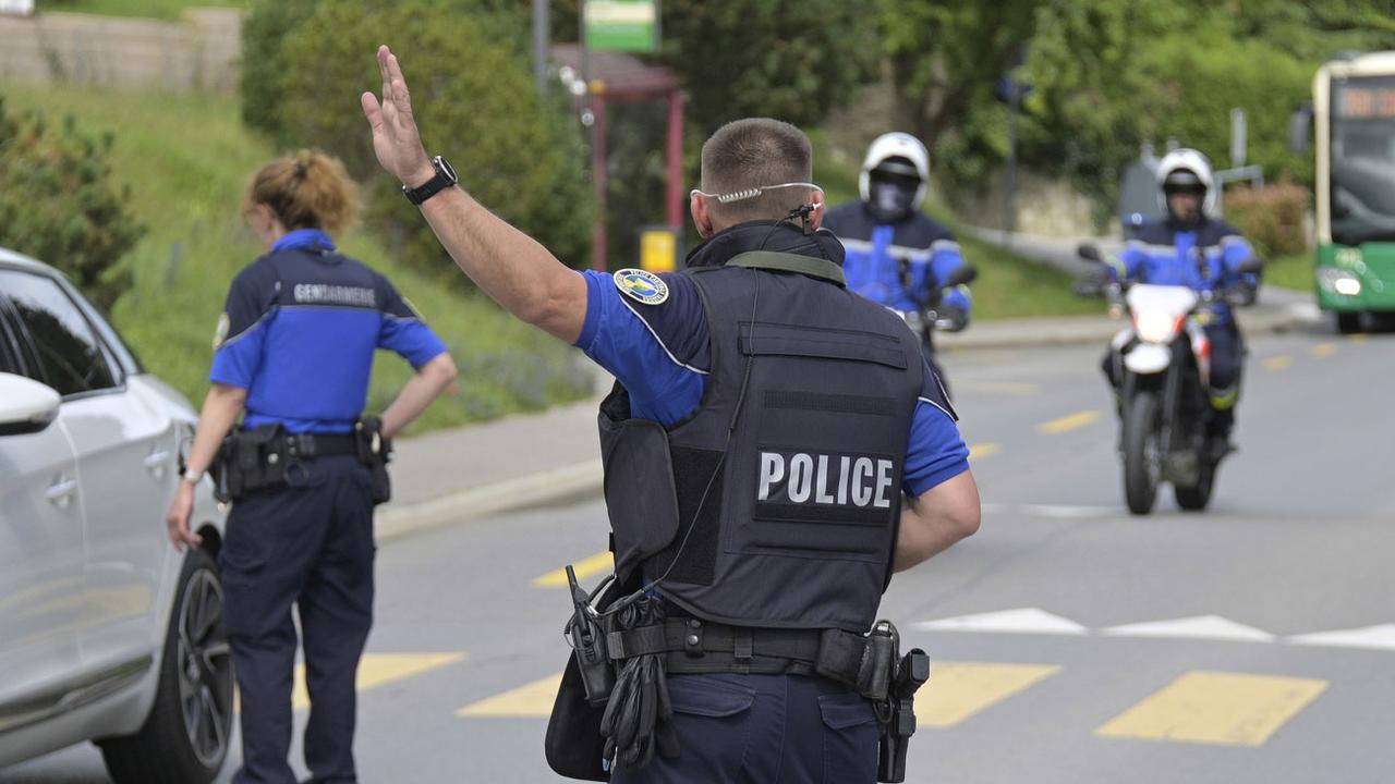 Une opération de police est en cours à La Sarraz, le 5 juillet 2021. [Keystone - Christian Brun]