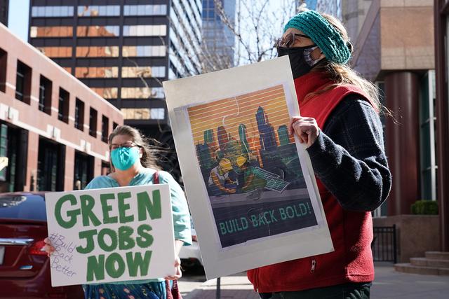 Manifestants en soutien au plan de Joe Biden pour les infrastructures à Kansas City. [Getty Images/AFP - Ed Zurga]