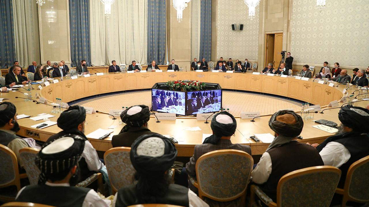 Les délégations afghanes et internationales réunies à Mocou, jeudi 18.03.2021. [Reuters - Russian Foreign Ministry]