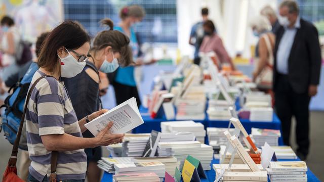 Des visiteurs lors de la 11ème édition du Livre sur les quais le samedi 5 septembre 2020 à Morges. [Keystone - Jean-Christophe Bott]