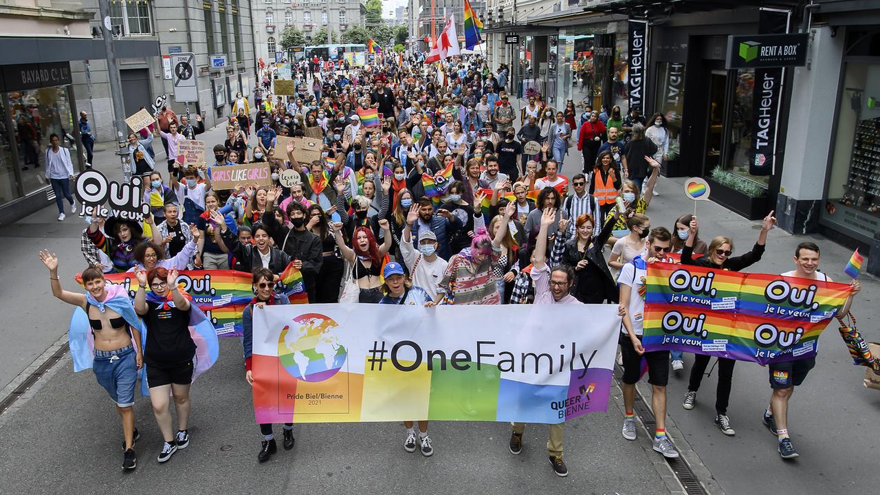 Les participants et participantes à la Pride de Bienne, le 28 août 2021. [Keystone - Anthony Anex]